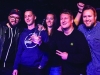 Die Gewinnerband „Apollo Circus“ aus Emden bei der Preisverleihung des plattdeutschen Bandcontests Plattsounds 2018 im Zollhaus in Leer. Die Aufnahmen dürfen im Rahmen der Berichterstattung von Plattsounds 2018 honorarfrei verwendet werden.