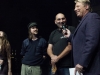 Die Band Musikapparillo (Git. Saenger Jan (2.v.r.); Bass Henk (2.v.l)) im Gespraech mit den Moderatoren Mire von der Tuedelband (l.) und Ludeger Abeln (r.), nach dem sie ihren Song