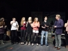 Die Band Skyline B (v.l.n.r Jens Linnemann, Gitarre, Jacqueline Schulte, Gitarre; Julia Klinkhamer, Bass; Lena Feyen, Gesang; Hannes Willms, Drums) mit den Moderatoren Mire von der Tuedelband (l.) und Ludger Abeln (2.v.r) und Jury Mitglied Sandra Keck (r.) bei der Preisverleihung beim plattdeutschen Bandcontest Plattsounds am 8. Oktober 2011 in der Exerzierhalle in Oldenburg. Die Band aus Leer gewinnt mit performt ihrem Song