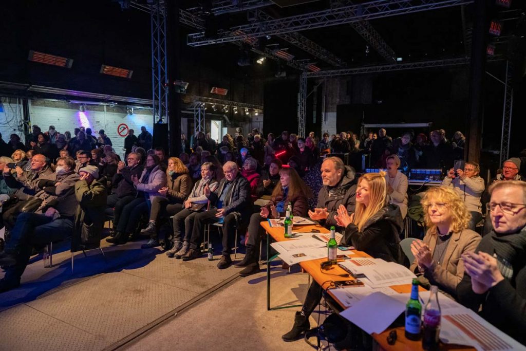 Jury und Publikum bei Plattsounds 2022 im Lokpark Braunschweig