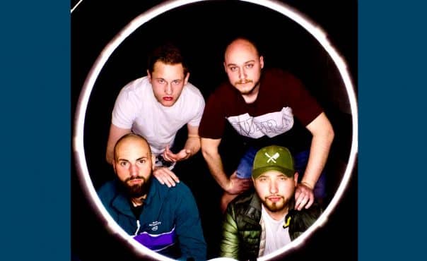 Ein Bandfoto von Hastruperz. Zu sehen sind die vier Musiker.