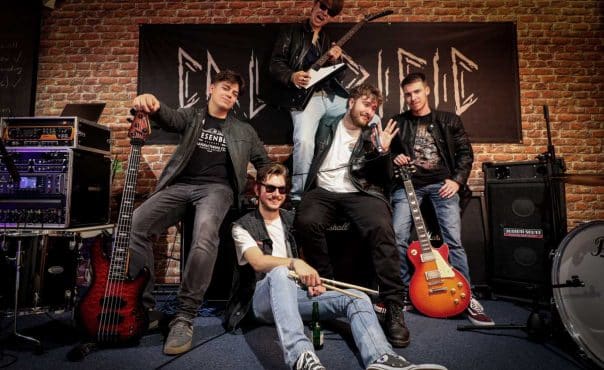 Ein Bandfoto der Band Calorific.