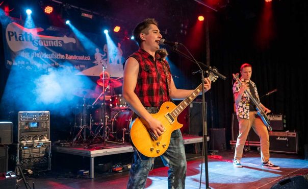 Die Band Rice of Jesus bei ihrem Auftritt auf der Bühne beim plattdeutschen Bandfestival Plattsounds