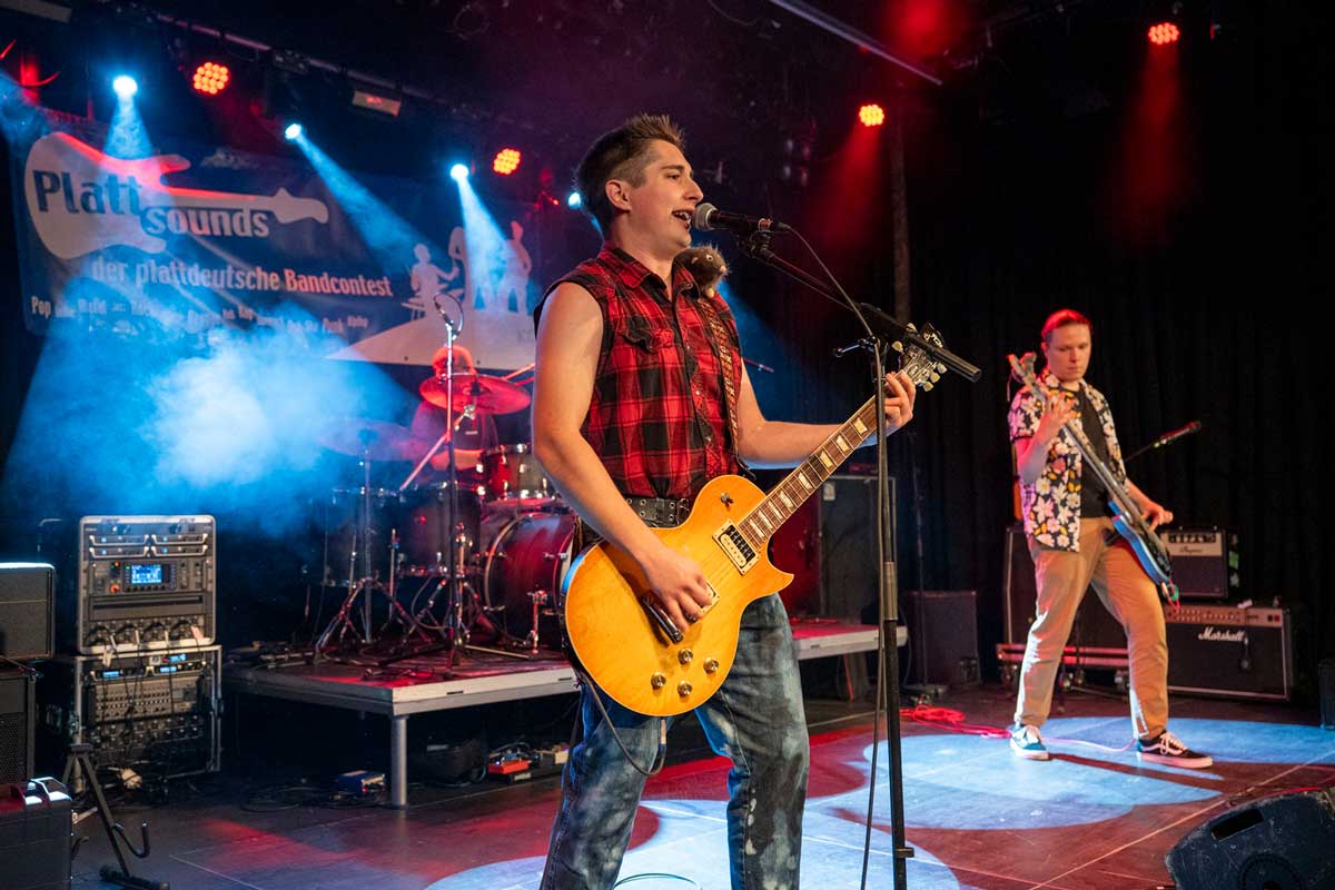 Die Band Rice of Jesus bei ihrem Auftritt auf der Bühne beim plattdeutschen Bandfestival Plattsounds