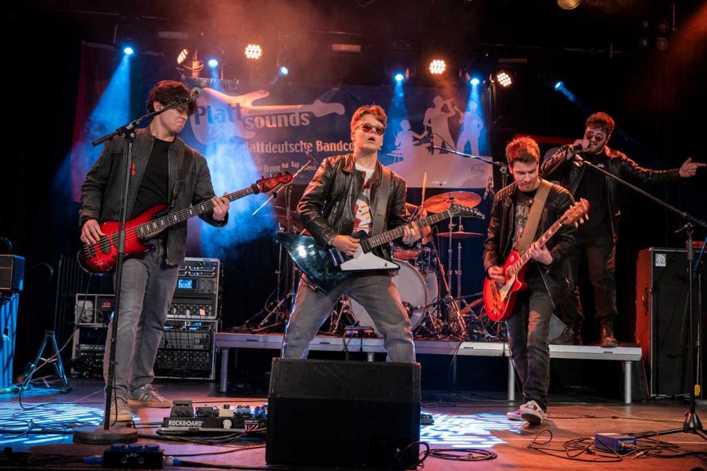 Die Band Calorific bei ihrem Auftritt auf der Bühne beim plattdeutschen Bandfestival Plattsounds