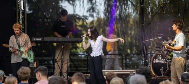 Die Band no decision. steht auf der Bühne