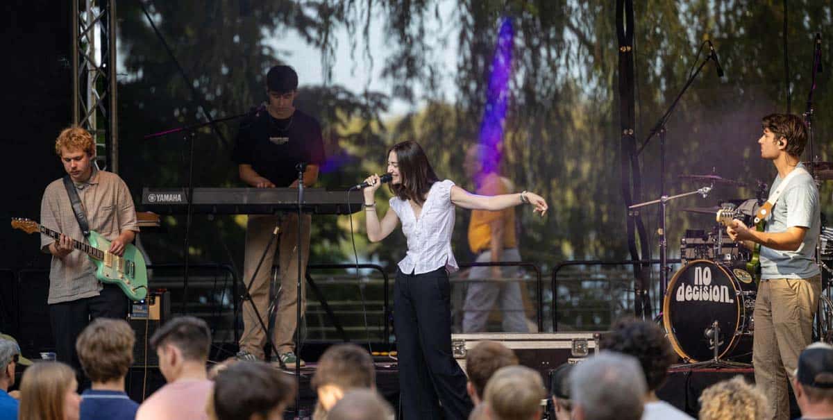 Die Band no decision. steht auf der Bühne